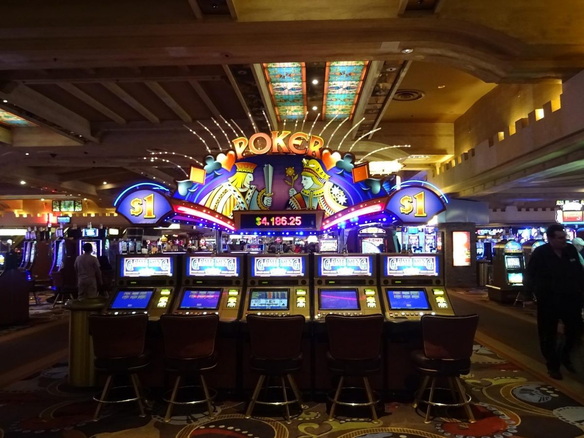 casino-g14d2623f5_1920-1200x900.jpg